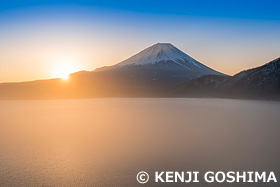 富士山と本栖湖　山梨県
