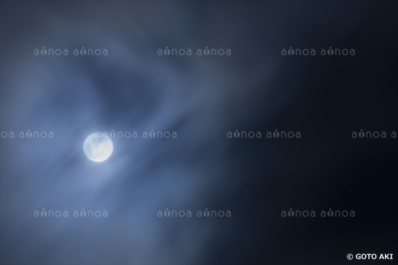月と雲　摩周湖展望台より　北海道　6月
